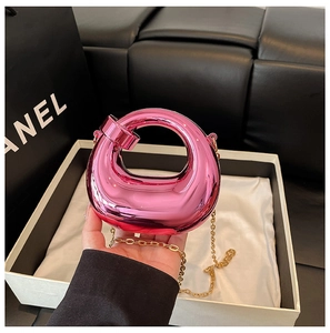 Pochette semiluna rosa metallizzato in acrilico con manico ad anello e catena dorata