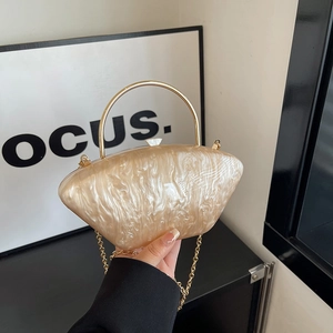 Elegante pochette da sera in acrilico marmo champagne con manico dorato e catenina