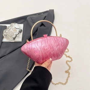 Borsa da sera in acrilico marmorizzato rosa con manico dorato e tracolla a catena