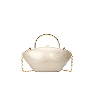 Elegante borsa clutch in acrilico con trama a conchiglia, manico dorato e tracolla