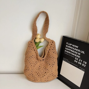 Schicke geflochtene Tragetasche in Khaki mit Rautenmuster und breitem Schultergurt