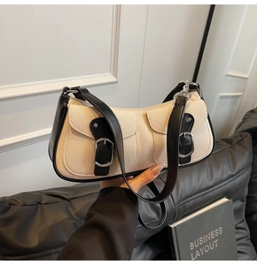 Detail der Baguette-Tasche aus strukturiertem Stoff mit Lederriemen und Kontrast