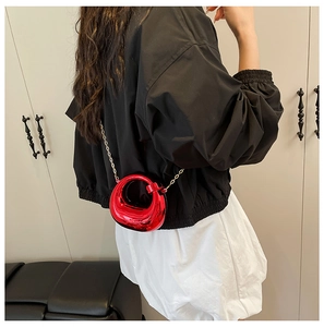 Mini borsa a tracolla rossa a mezzaluna con ritaglio ovale e catena dorata