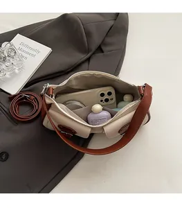 Draufsicht der beige Baguette-Tasche mit geräumigem Innenfach, Reißverschluss und Gurt