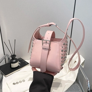 Sac seau rose chic avec rivets argentés et bandoulière à boucle pour porté épaule ou croisé