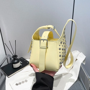 Sac à main jaune clair chic avec rivets et bandoulière réglable avec boucle