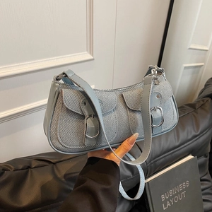 Hellblaue Baguette-Tasche mit Webstruktur, doppelten Fronttaschen und Silberschnallen
