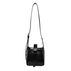 Sac moto minimaliste en cuir noir avec rivets argentés et bandoulière réglable
