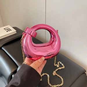 Mini borsa da sera moderna in acrilico rosa metallizzato con tracolla a catena dorata