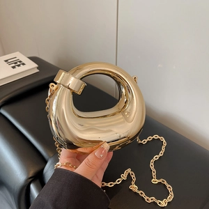 Elegante borsa da sera in metallo dorato a forma di ciambella con tracolla a catena