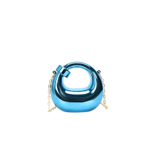 Borsa da sera asimmetrica blu elettrico con finitura a specchio e catena dorata