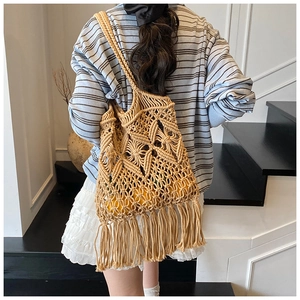 Vue détaillée du sac bandoulière en macramé tissé à la main avec de longues franges bohèmes