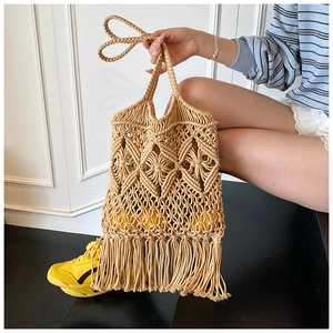 Détail du tissage macramé ajouré et longues franges sur le sac cabas d'été beige