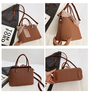 Vue détaillée du sac bandoulière tressé marron avec foulard en soie et pieds de protection