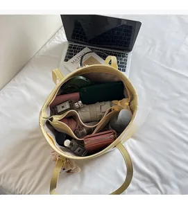 Innenansicht der großen Kapazität und organisierten Fächer der gelben Tote Bag Handtasche