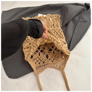 Vue de dessus du sac en paille montrant l'intérieur spacieux et les franges