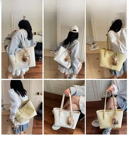 Detailansicht der großen Shopper-Tasche mit Steinstruktur und Bärenanhänger