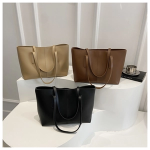 Detailed display of large capacity tote bags in khaki, brown and black leather finishes
