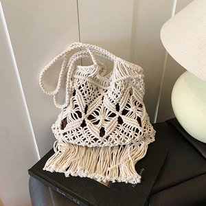 Sac fourre-tout bohème en paille crème avec pompons et motif en tricot évidé
