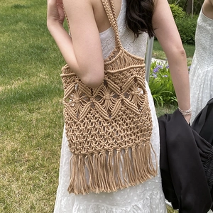 Sac cabas en paille ajouré avec franges pour les vacances d'été à la plage