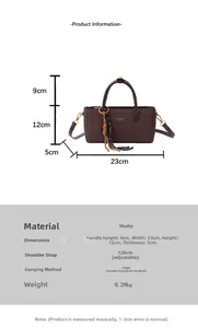 Sac à main marron mat avec pompon étoile et tableau des spécifications de taille