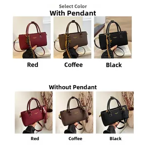 Détails de sacs bandoulière rectangulaires en rouge, marron et noir avec options logo