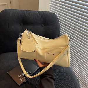 Elegante borsa tote crema leopardata con ciondolo a cuore e tasche con borchie