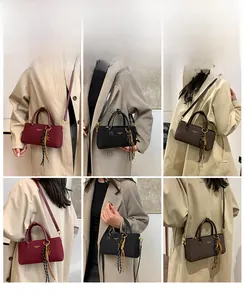 Gros plan sur des sacs carrés en cuir PU mat de couleur bordeaux, noir et marron