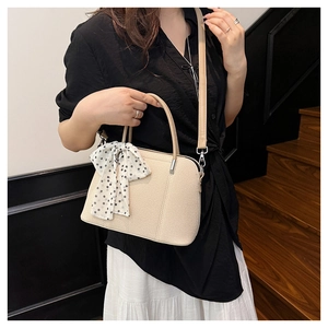 Sac à bandoulière beige chic pour femme avec foulard à pois et texture grainée