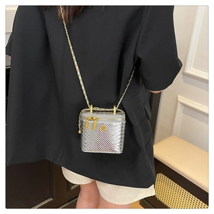Détails du mini sac boîte argenté motif crocodile avec camélia doré et bandoulière