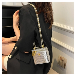 Mini sac boîte argenté à texture serpent avec logo fleur dorée et bandoulière chaîne