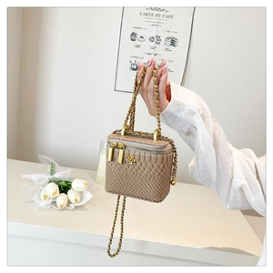 Détail du mini sac boîte kaki à motif crocodile avec fermoir fleur dorée et chaîne
