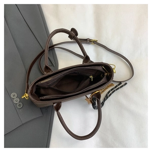 Sac à main carré marron mat avec poche intérieure zippée et pendentif étoile élégant