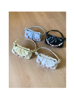 Collezione di borse a nuvola increspate in azzurro, nero e beige con catena di perle