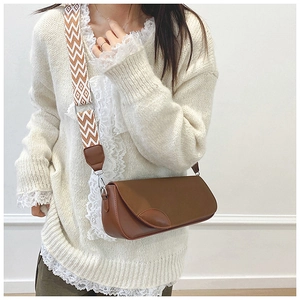 Sac bandoulière marron avec boucle feuille et large sangle tissée géométrique