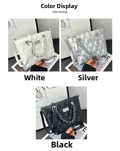Sacs cabas matelassés blanc, argent et noir avec poignées en chaîne et fermoirs en métal