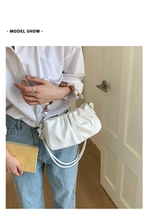 Borsa a nuvola bianca arricciata con manico in perline colorate e tracolla sottile