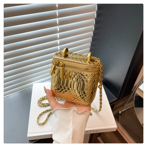 Détail du mini sac boîte doré à motif écailles avec zips fleurs et bandoulière chaîne