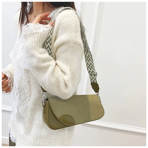 Vue détaillée du sac bandoulière vert olive avec une large sangle tissée à motifs zigzag