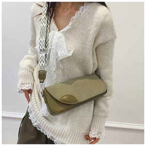 Sac bandoulière vert olive avec large sangle géométrique sur pull en dentelle