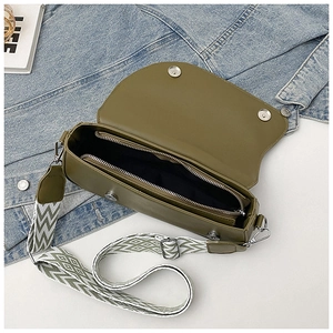 Détail intérieur du sac bandoulière vert olive avec compartiment zippé et sangle