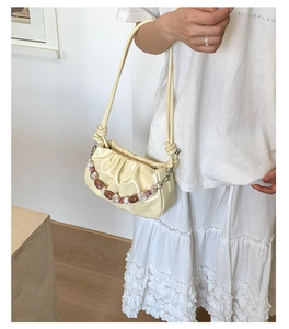 Dettaglio borsa a nuvola beige increspata con perline marmorizzate e tracolla