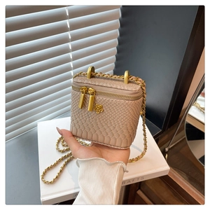 Détail du mini sac bandoulière motif crocodile avec camélia doré et bandoulière chaîne