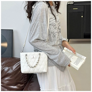 Sac fourre-tout blanc matelassé avec chaîne argentée et fermoir pivotant style urbain