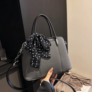 Sac bandoulière gris tissé avec nœud à pois noirs et fins détails de lanières