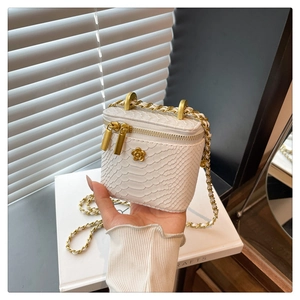 Détail du mini sac blanc à motif serpent avec chaîne dorée et logo fleur élégant