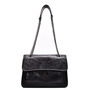 Sac à bandoulière en cuir ciré matelassé noir avec chaîne et fermoir pivotant en métal