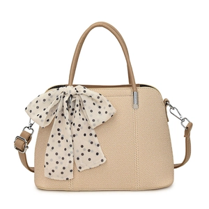 Sac bandoulière tissé beige avec poignées kaki, foulard à pois et sangle réglable