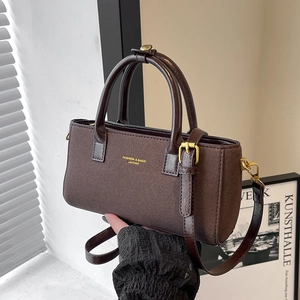 Sac à main carré marron mat pour femme avec doubles poignées et bandoulière chic