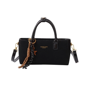 Sac à main carré noir mat pour femme avec doubles poignées et pendentif étoile
